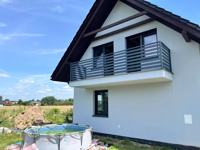 Balustrada z poziomych profili przy domu