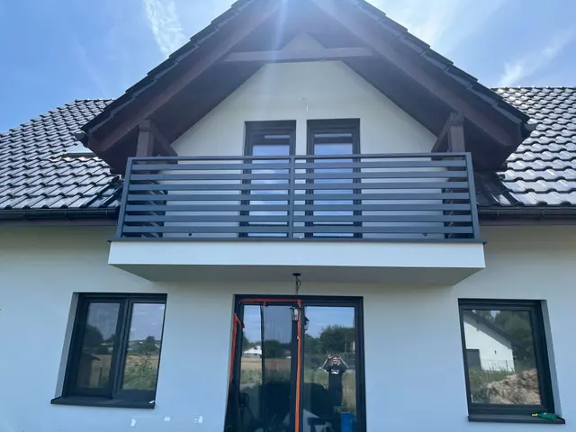 Nowoczesna balustrada na balkonie domu