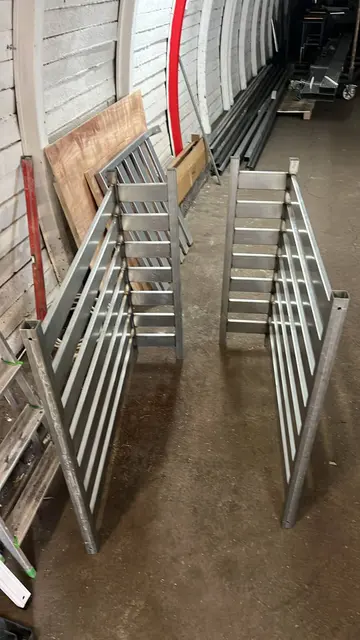 Stalowe balustrady w trakcie wykonania